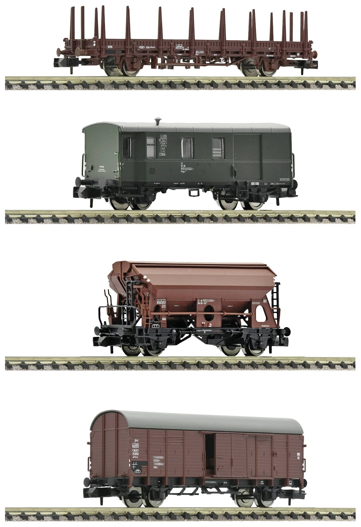 Quatre wagons de marchandises sur des rails : un wagon de transport de bois ouvert, un fourgon vert, un wagon de vrac et un wagon de marchandises fermé.