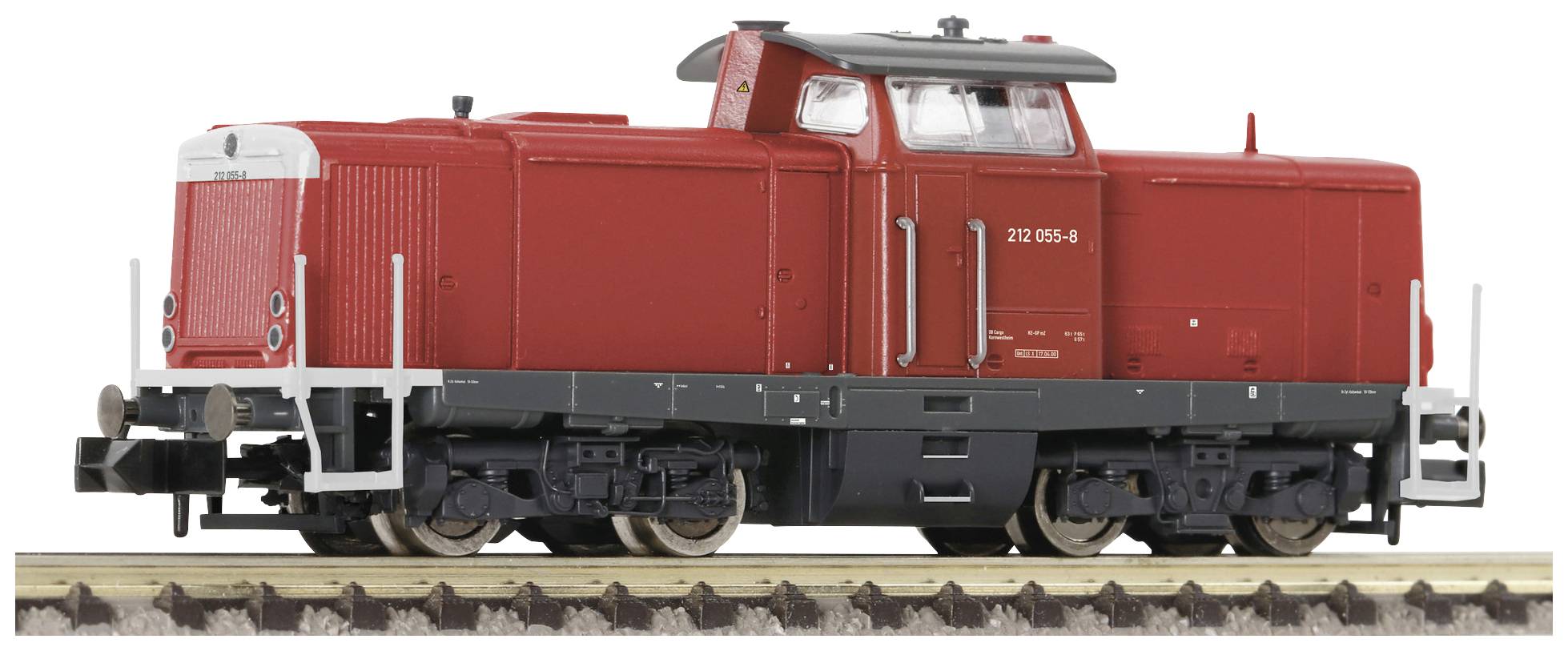 Locomotive diesel rouge sur rail, vue latérale. Train miniature au design détaillé, adapté aux collectionneurs et passionnés.