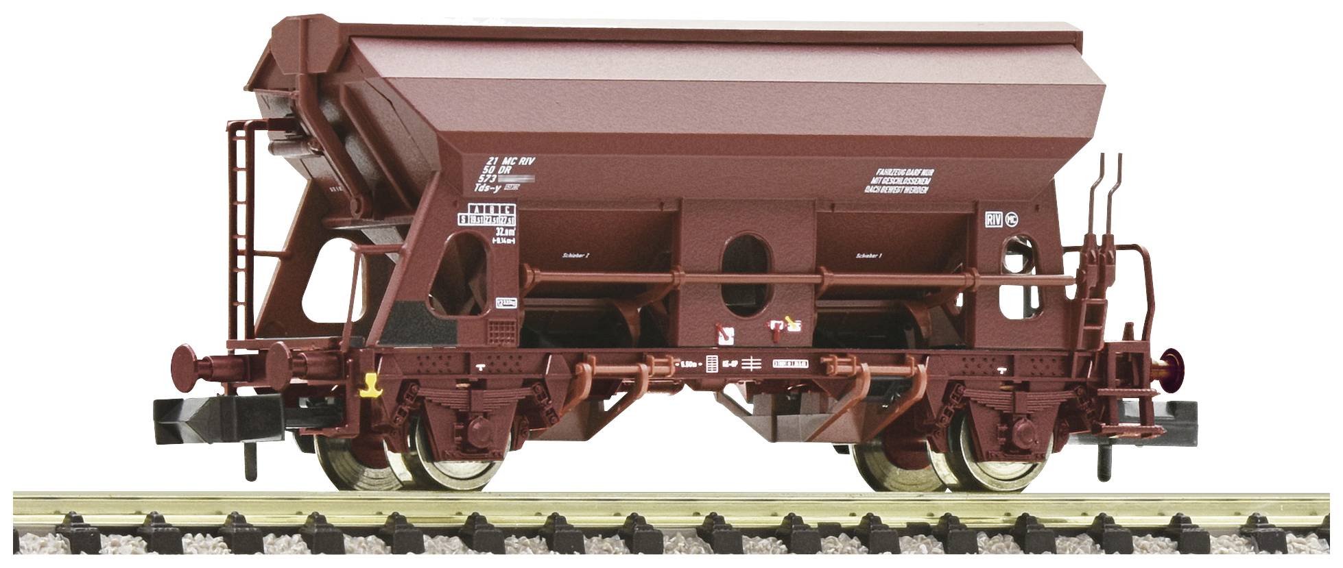 Un wagon de marchandises brun sur des rails. Le wagon a une forme de trémie, adapté au transport de vrac. Une échelle se trouve sur la gauche.