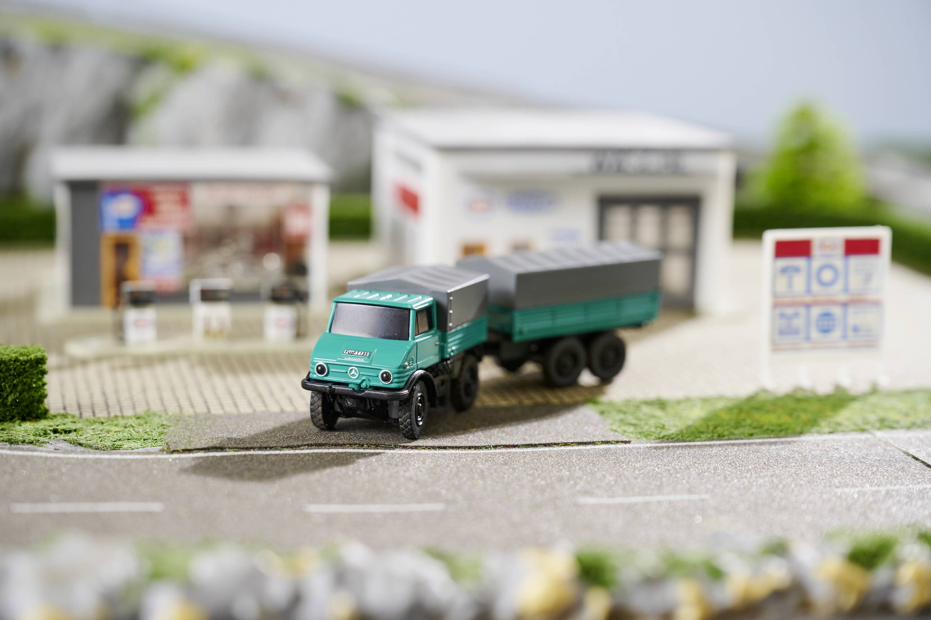 Carson Modellsport 500504165 MB Unimog Forst mit Hänger 1:87 Camion RC électrique Voiture de tourisme