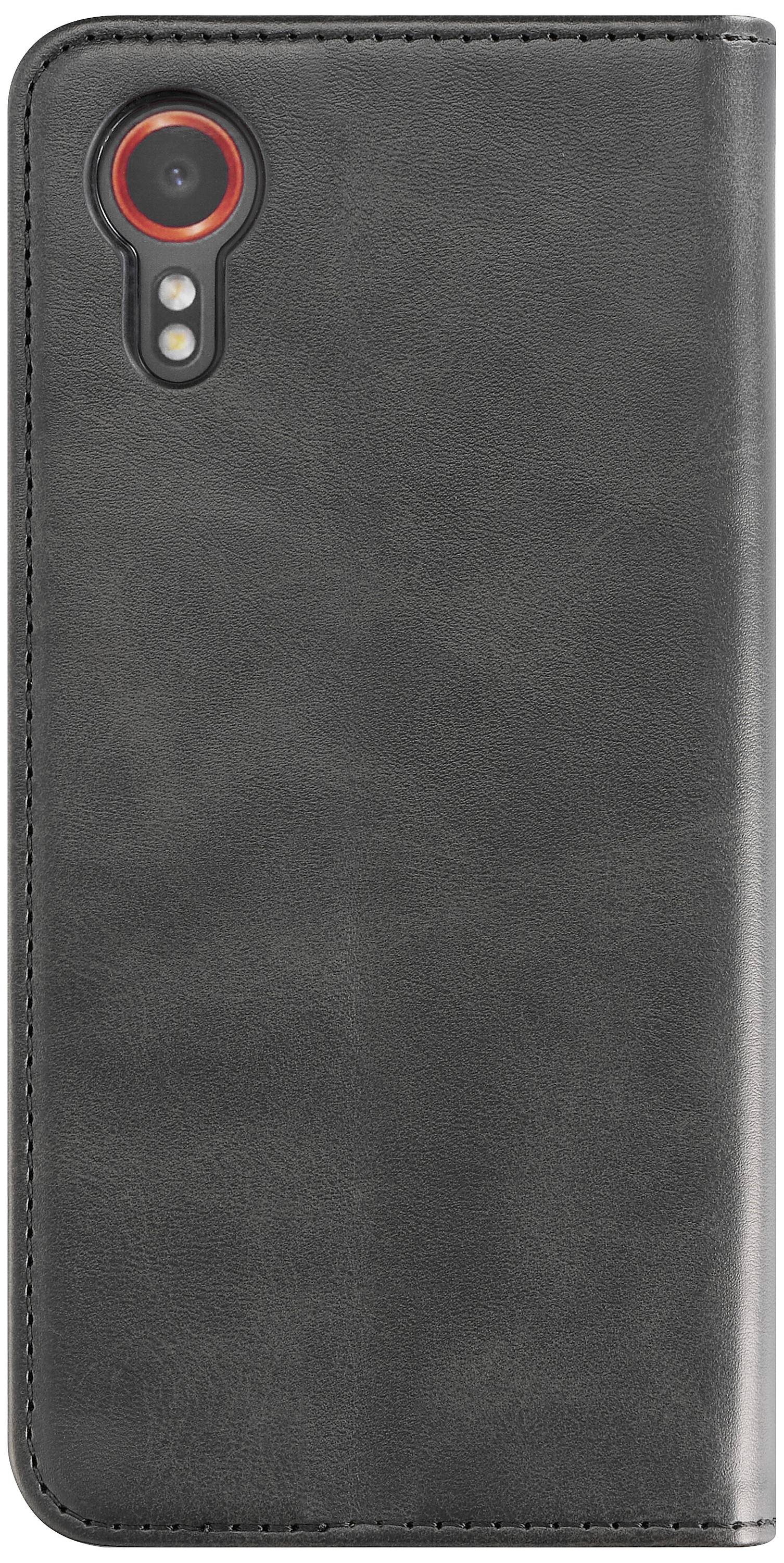 Une coque de smartphone noir façon cuir avec découpe verticale pour l'appareil photo.