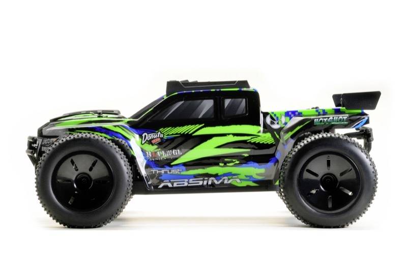 Une voiture télécommandée de profil avec un design vert-bleu, de grandes roues et une structure sportive, idéale pour les aventures en extérieur.