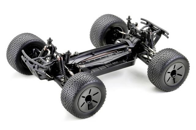 Une voiture télécommandée noire sans carrosserie, montrant le châssis et les pneus à picots pour les trajets tout-terrain.