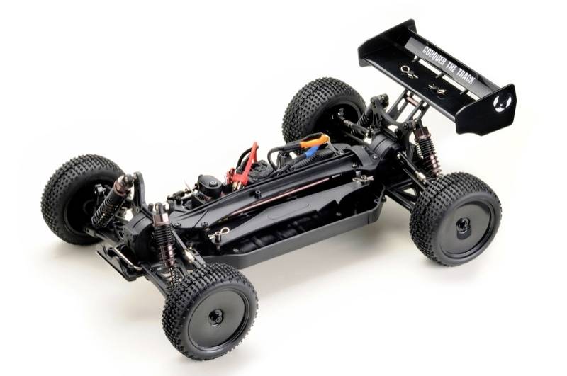 Châssis de voiture télécommandée noir avec pneus tout-terrain et aileron arrière, mettant l'accent sur un châssis robuste et des amortisseurs pour les parcours hors route.