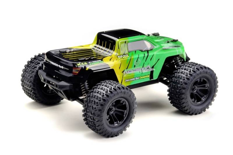 Une voiture télécommandée au design rayé vert et jaune, avec de grandes roues et un châssis noir, est posée sur une surface lisse.