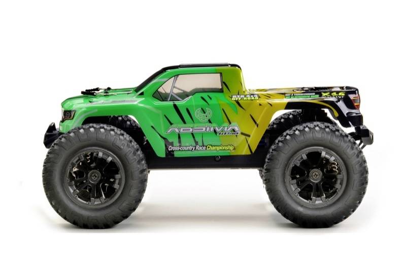 Une voiture tout-terrain jouet avec de grandes roues et un design vert, jaune et noir est debout.