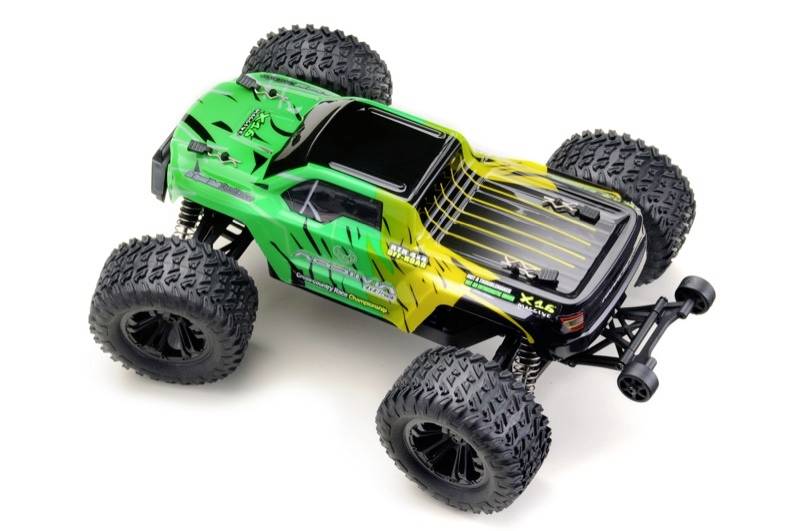 Une voiture télécommandée à la peinture verte, jaune et noire. Des pneus grands et robustes pour des trajets tout-terrain.