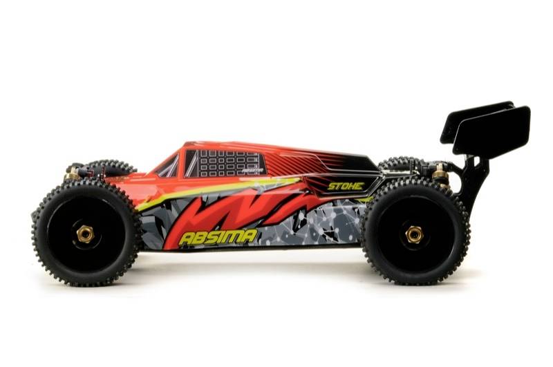 Voiture télécommandée, vue latérale. Design rouge et noir avec des touches jaunes. Grandes roues en caoutchouc et aileron arrière.