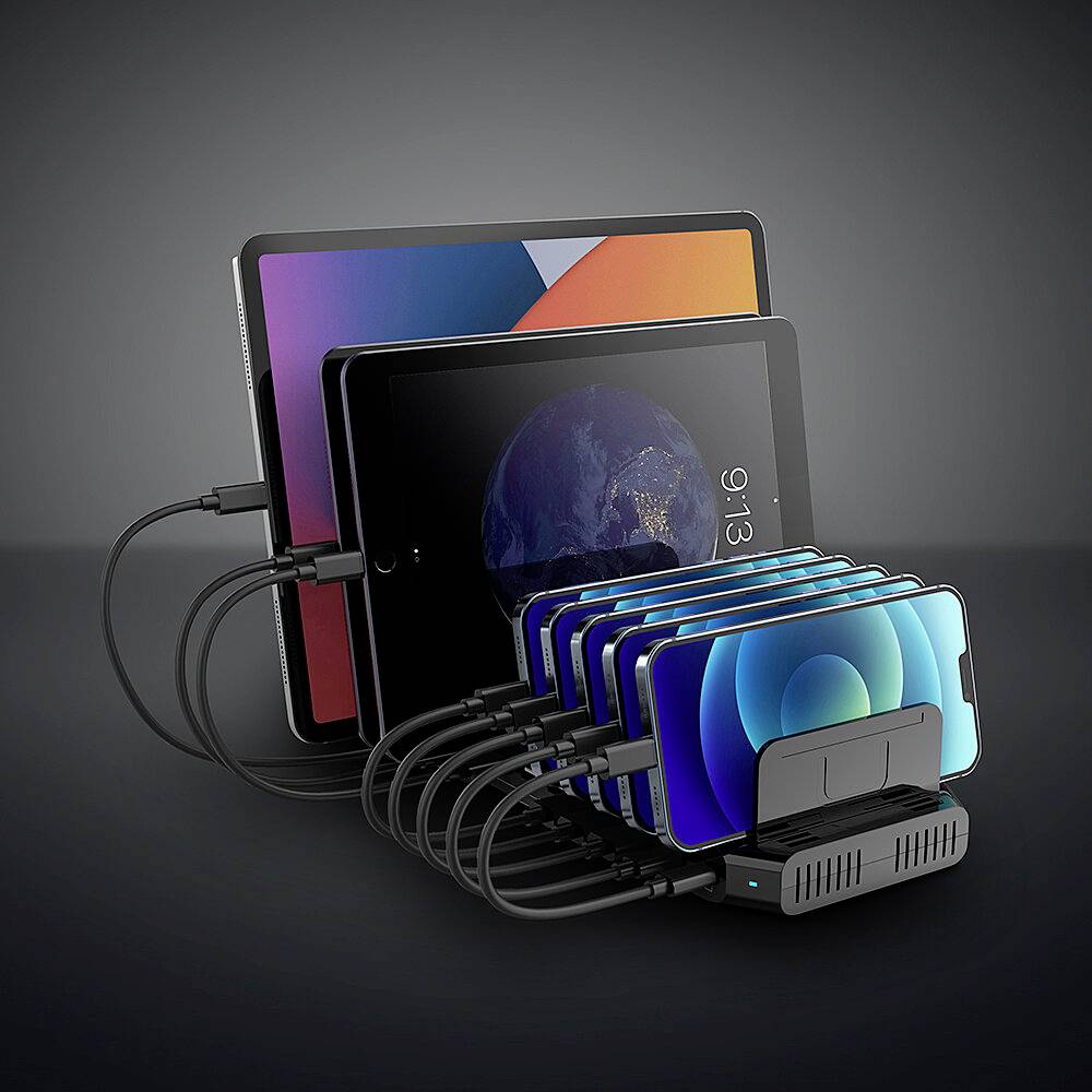Plusieurs appareils mobiles, dont des smartphones et des tablettes, sont connectés à un chargeur multiple par des câbles.