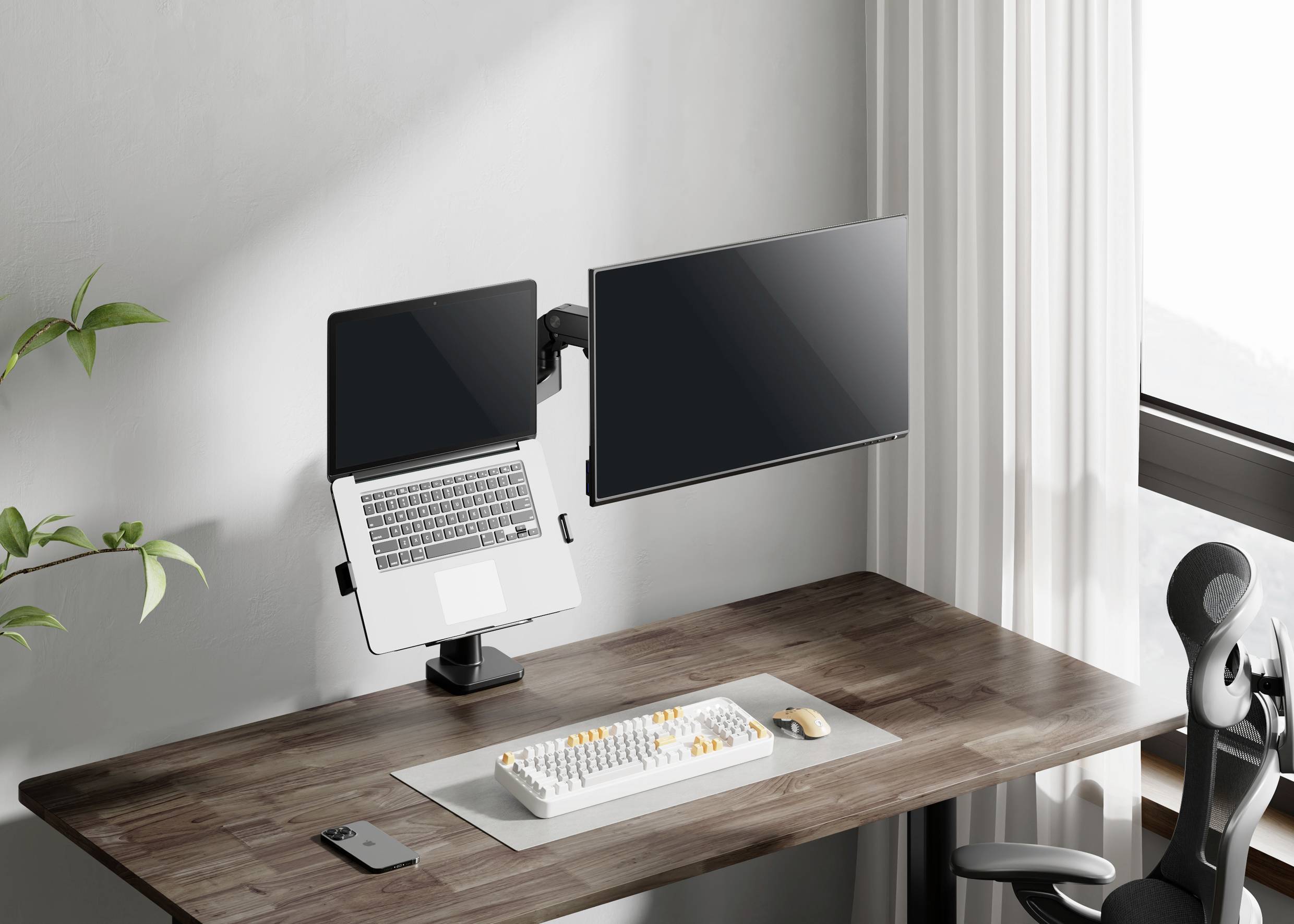 Un bureau avec un ordinateur portable, un grand écran, un clavier, une souris et un smartphone ; design moderne et minimaliste.