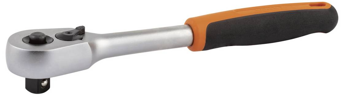 Clé à cliquet avec poignée noire et orange. Utilisée pour serrer ou desserrer des vis avec des douilles correspondantes.