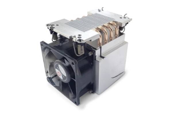 Un dissipateur thermique argenté avec des caloducs en cuivre et un ventilateur noir. Conçu pour le refroidissement des processeurs informatiques.