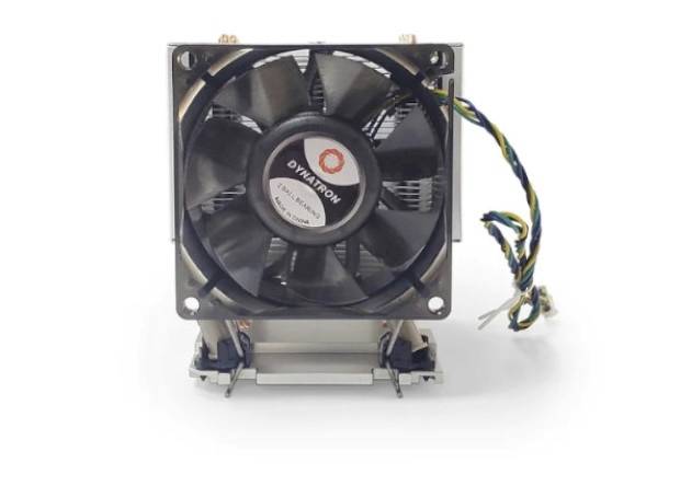 Un ventilateur d'ordinateur vu de face, métallique avec plusieurs pales et des fils de connexion colorés.