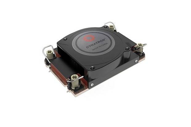 Un ventilateur noir avec des ailettes de refroidissement et l'inscription 'Dynatron'. Principalement utilisé pour le refroidissement de composants électroniques.