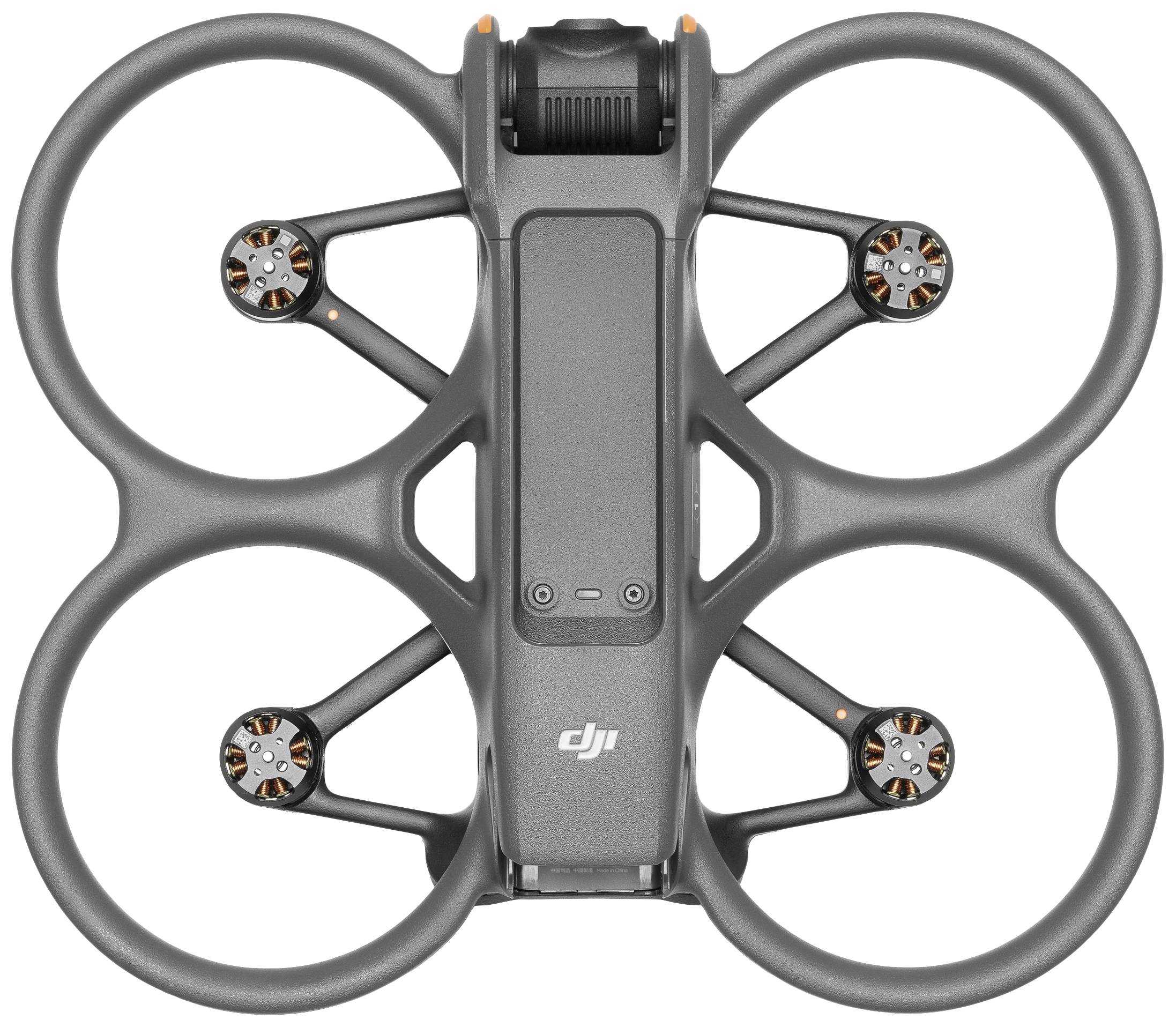 Un drone gris à quatre rotors, vue détaillée de dessus.