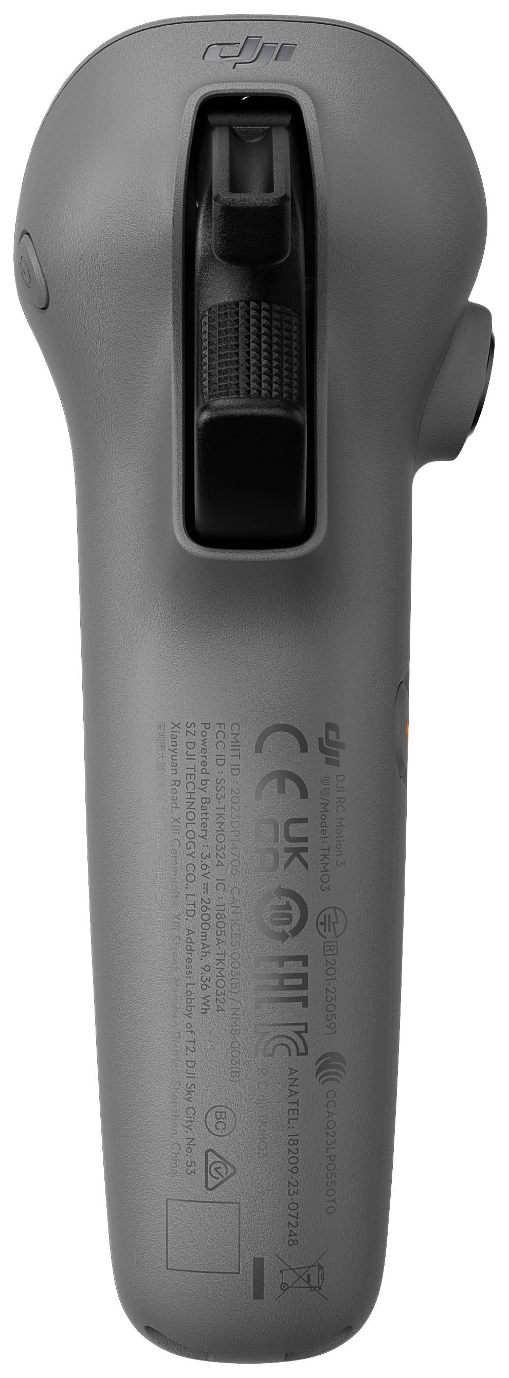 Poignée de télécommande grise avec plusieurs logos de marques et de certifications au dos. Contient des éléments de commande sur la face supérieure.