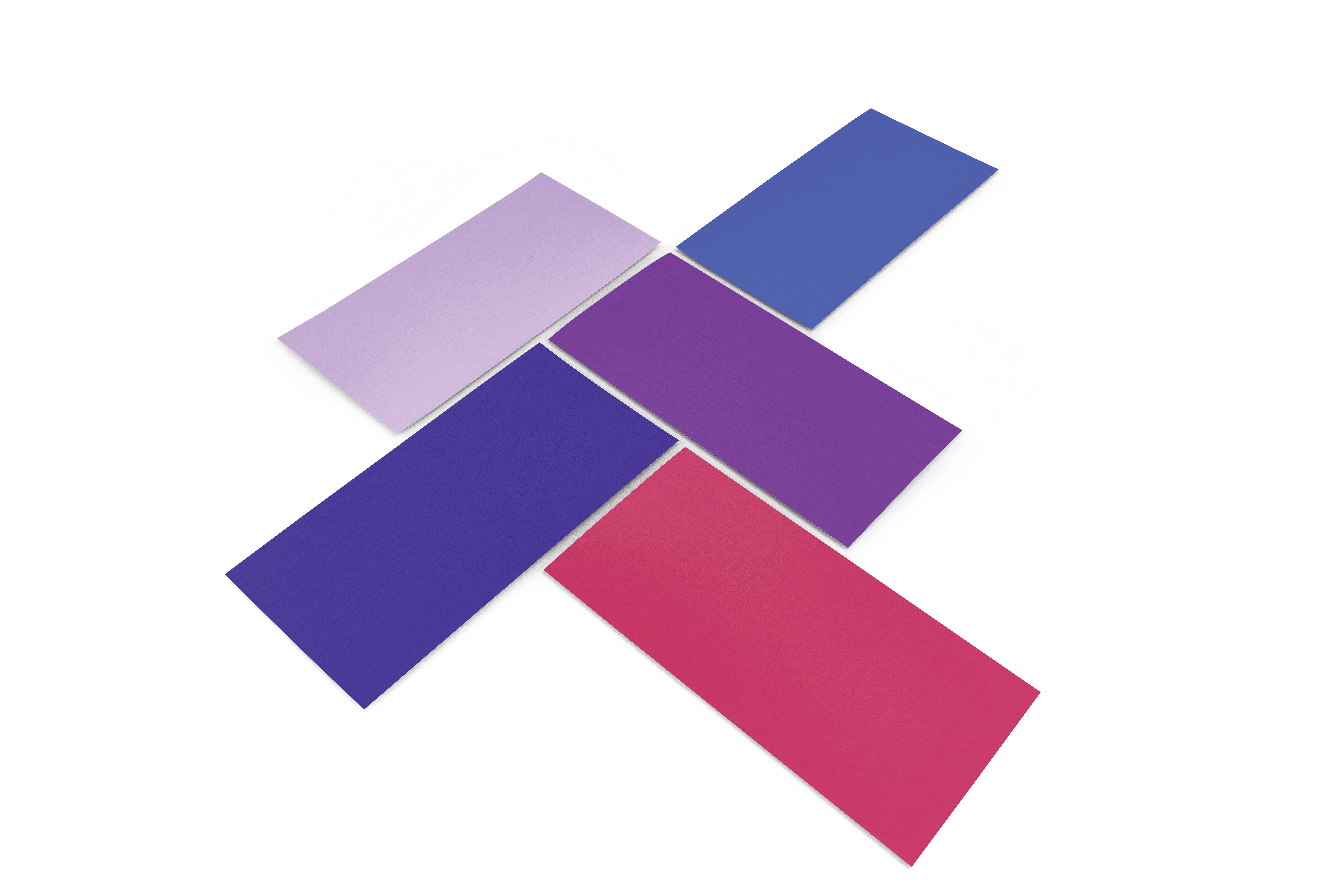 Un design abstrait composé de cinq rectangles qui se chevauchent dans différentes couleurs : violet, bleu, rose et rouge, sur un fond blanc.