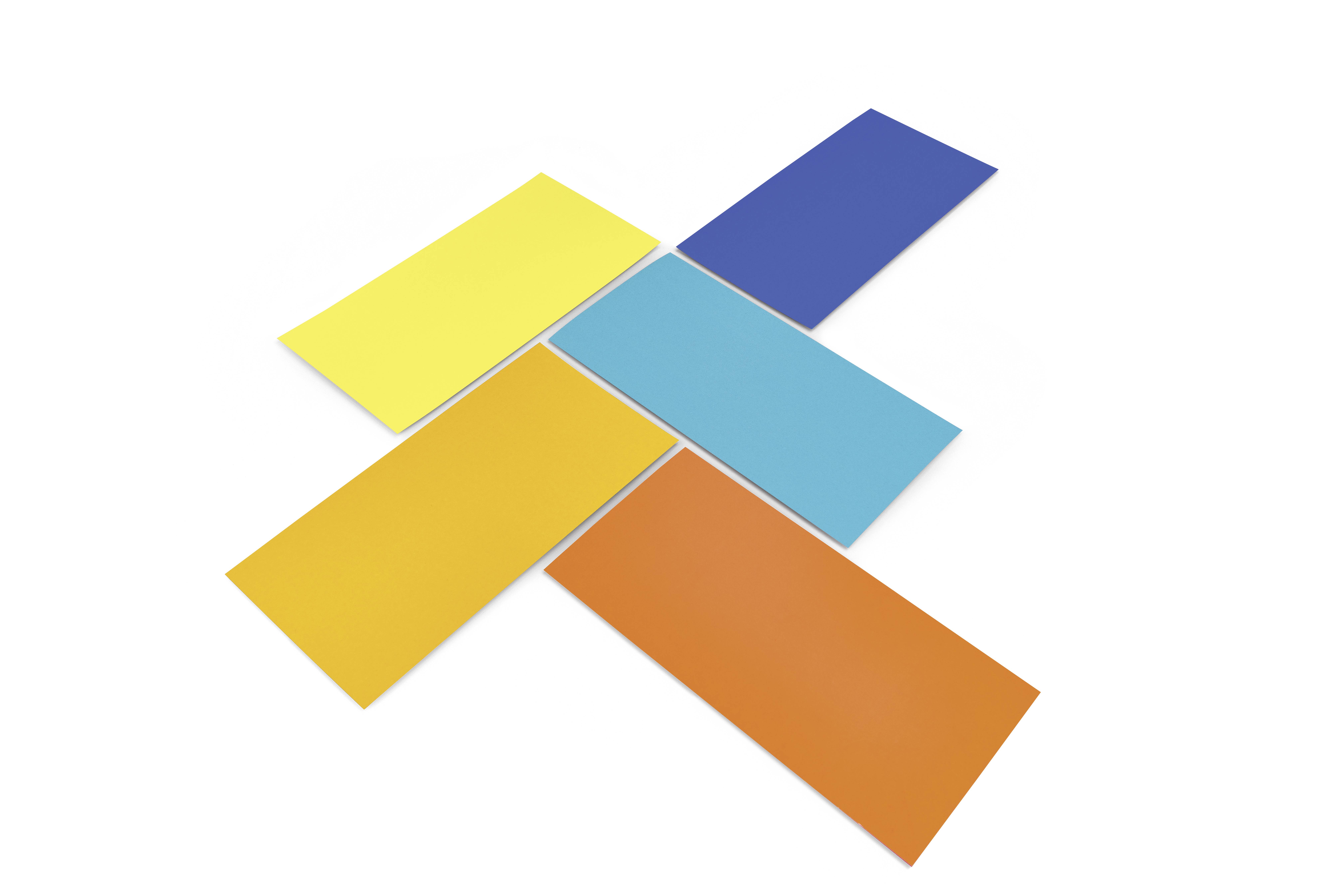 Cinq rectangles colorés (jaune, bleu, orange) sont disposés en forme de croix sur un fond blanc.