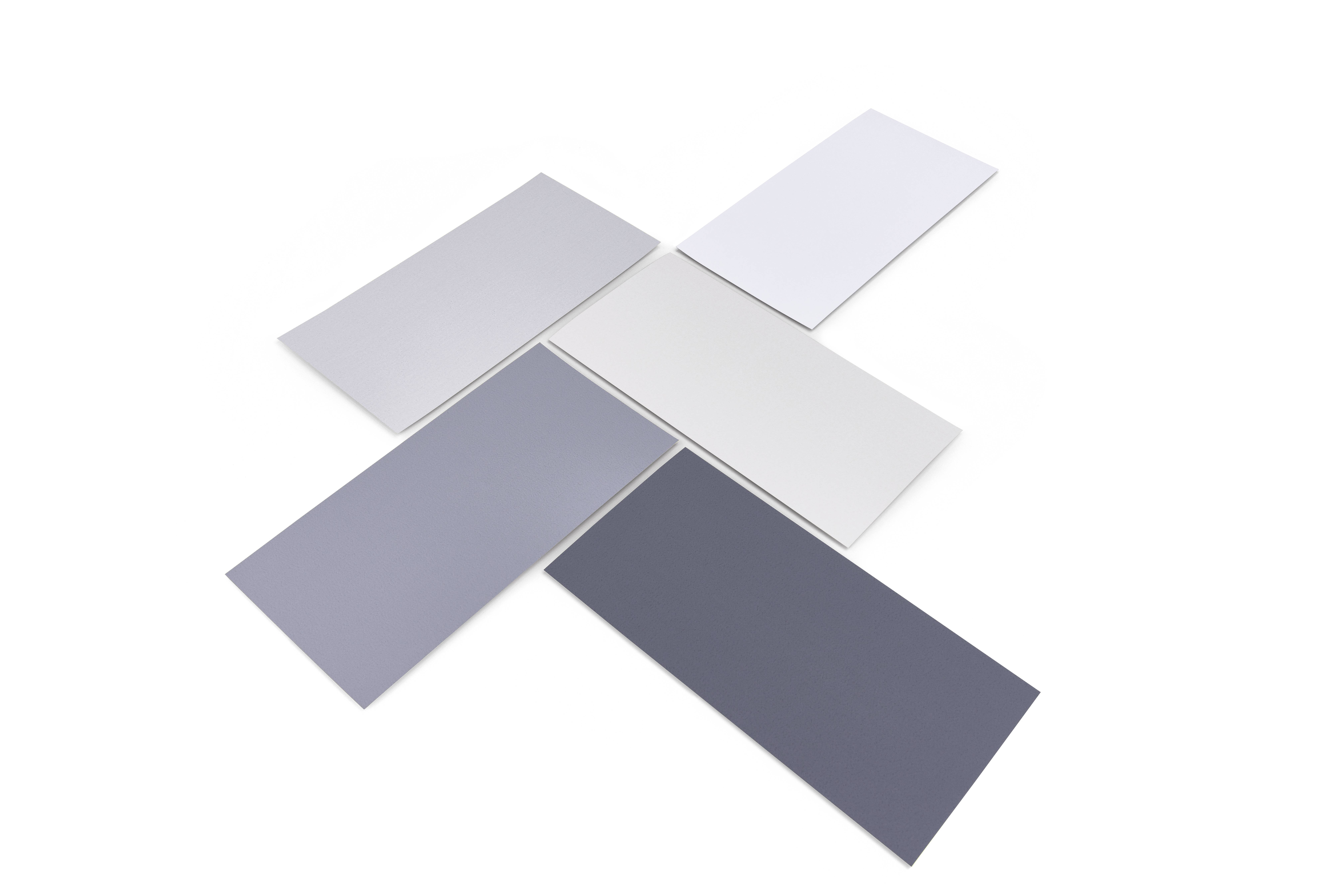 Cinq panneaux rectangulaires aux nuances de gris et de blanc sont disposés en se chevauchant sur un fond blanc.