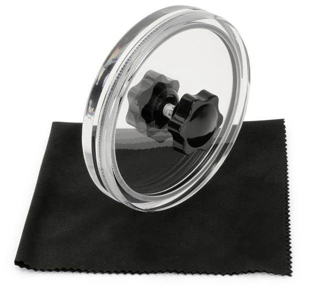 Couvercle en verre avec un bouton noir en plastique placé sur un chiffon de nettoyage noir, vue de profil.