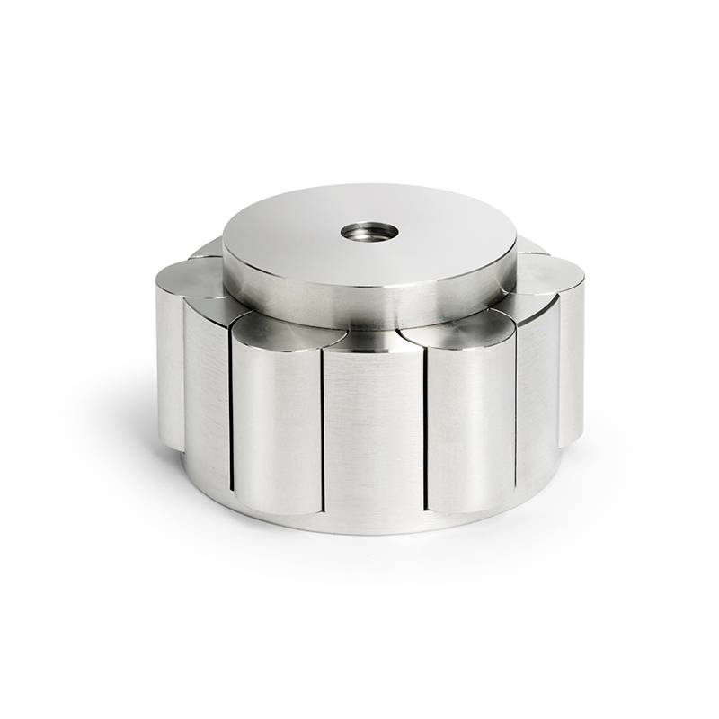 Un engrenage argenté, métallique, à surface lisse et présentant un trou en son centre, probablement un composant de machine.