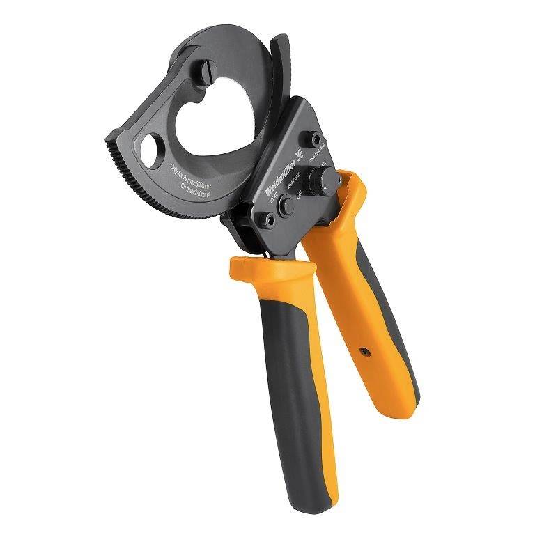 Un coupe-câbles avec des poignées noir et orange. Adapté pour couper des câbles et des fils épais.