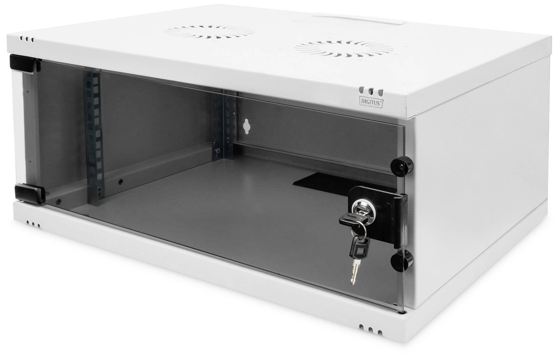 Un armoire métallique blanche avec une porte vitrée verrouillable. Des fentes de ventilation sont présentes en haut. L'armoire est vide et la clé est laissée dans la serrure.