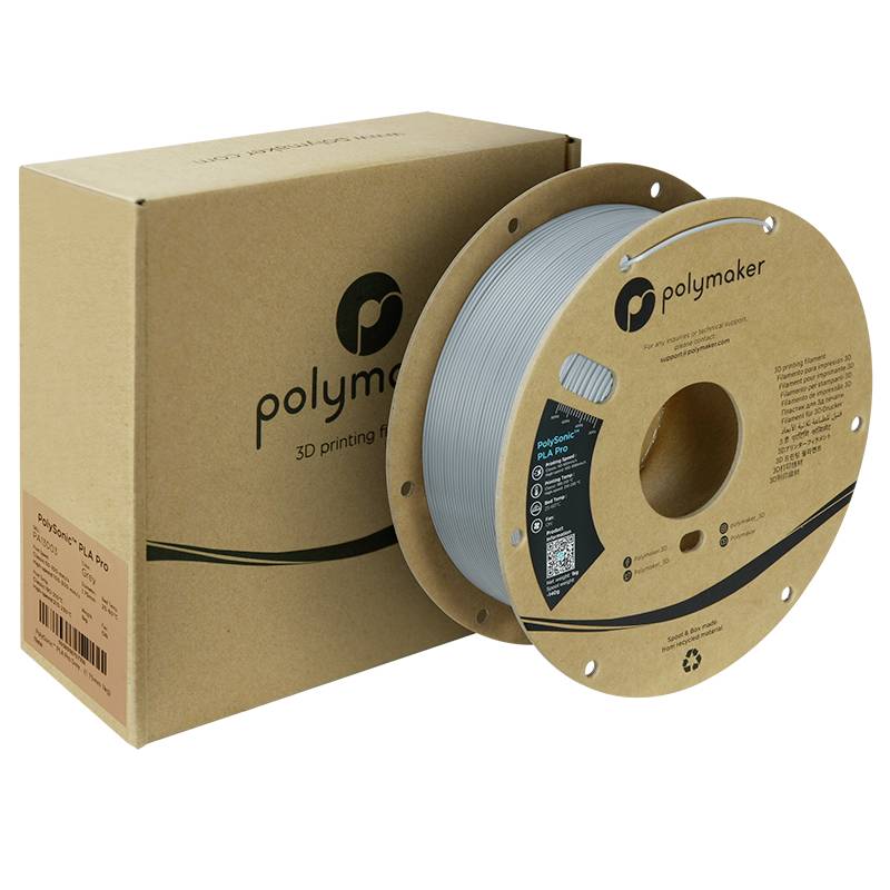 Un rouleau de filament d'impression 3D argenté de Polymaker, posé à côté d'une boîte d'emballage brune portant le logo Polymaker.
