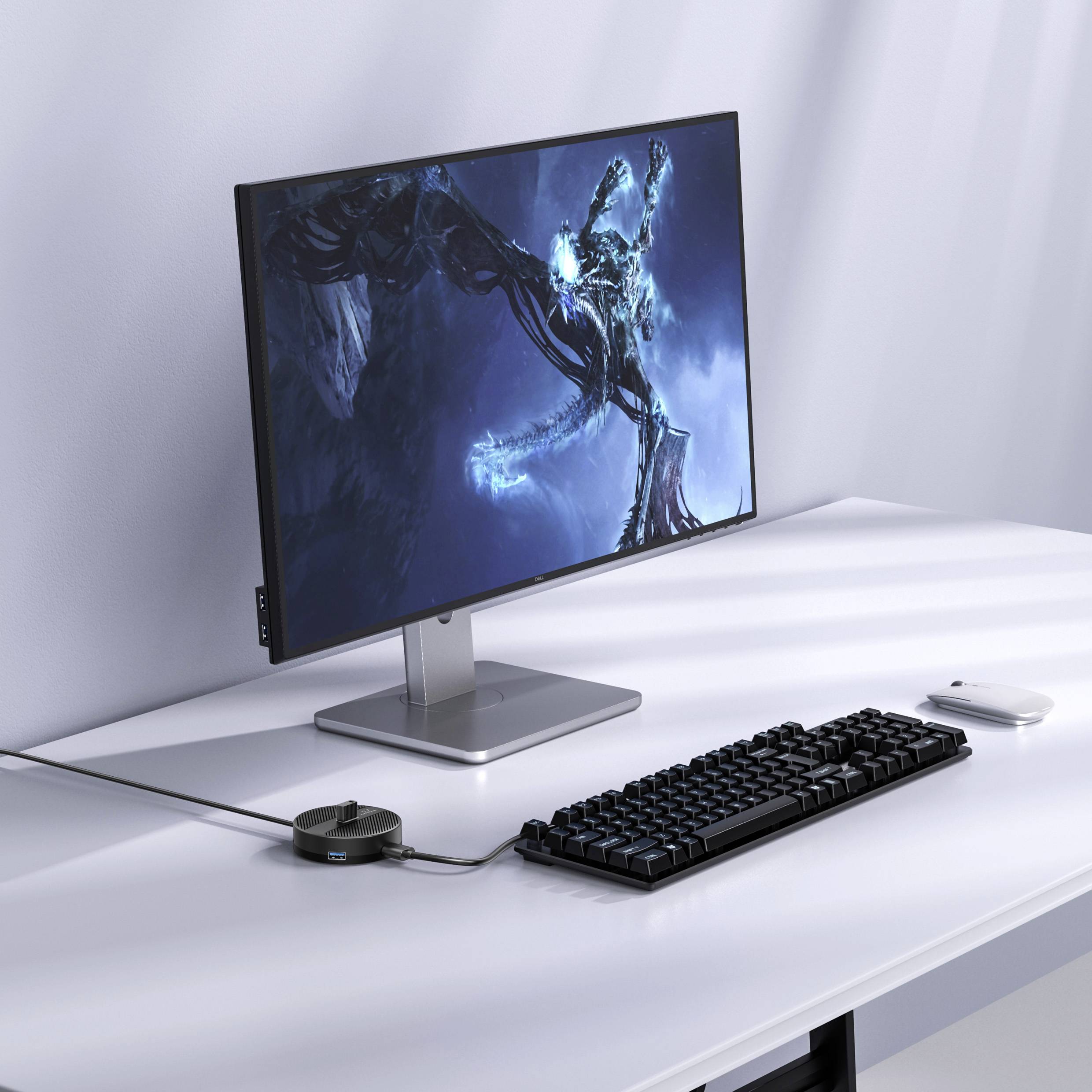 Un poste de travail informatique avec un écran plat, un clavier et une souris sur un bureau blanc. L'écran affiche un design bleu futuriste.