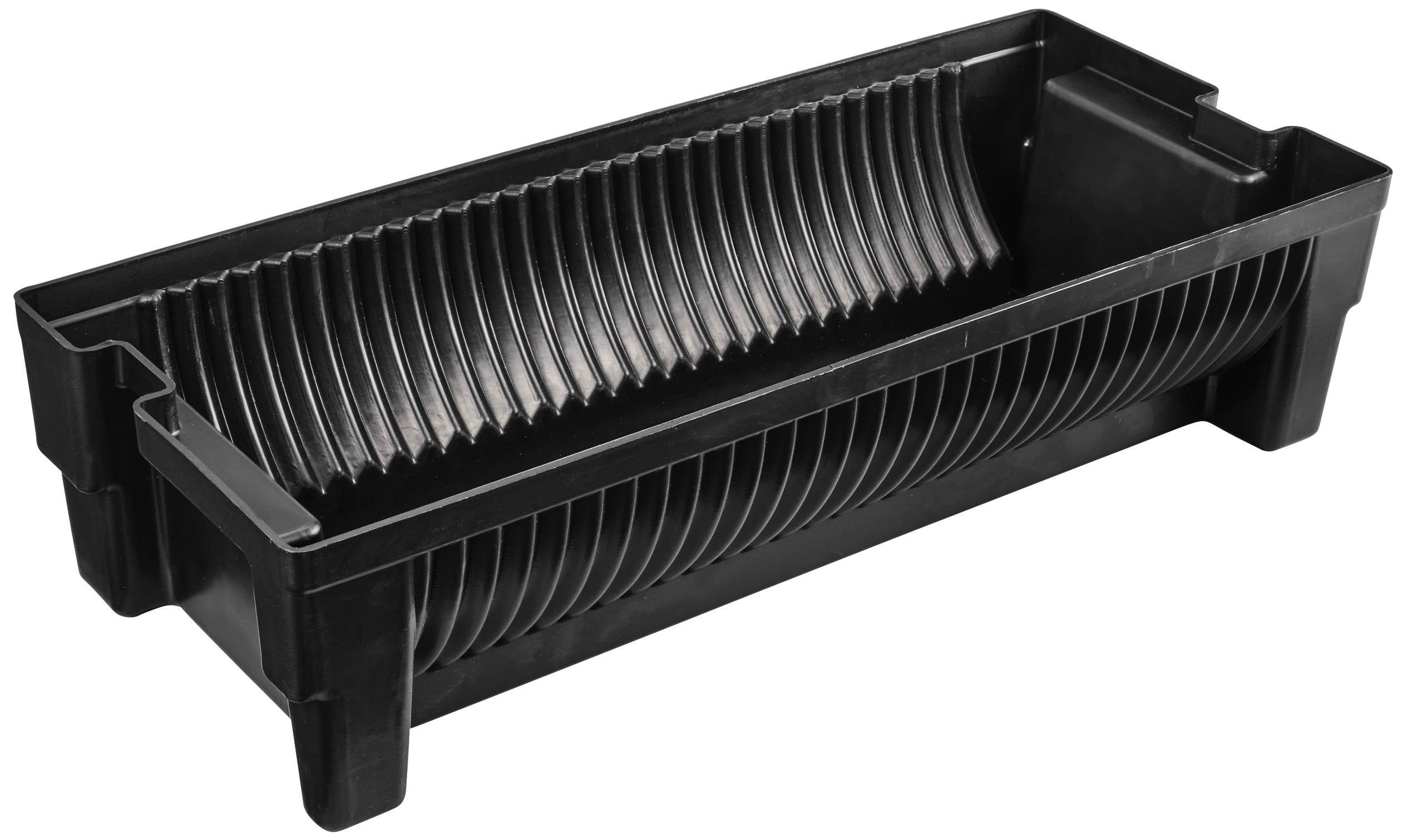 Boîte en plastique noir rectangulaire avec un intérieur rainuré, adaptée au stockage ou au transport d'objets.
