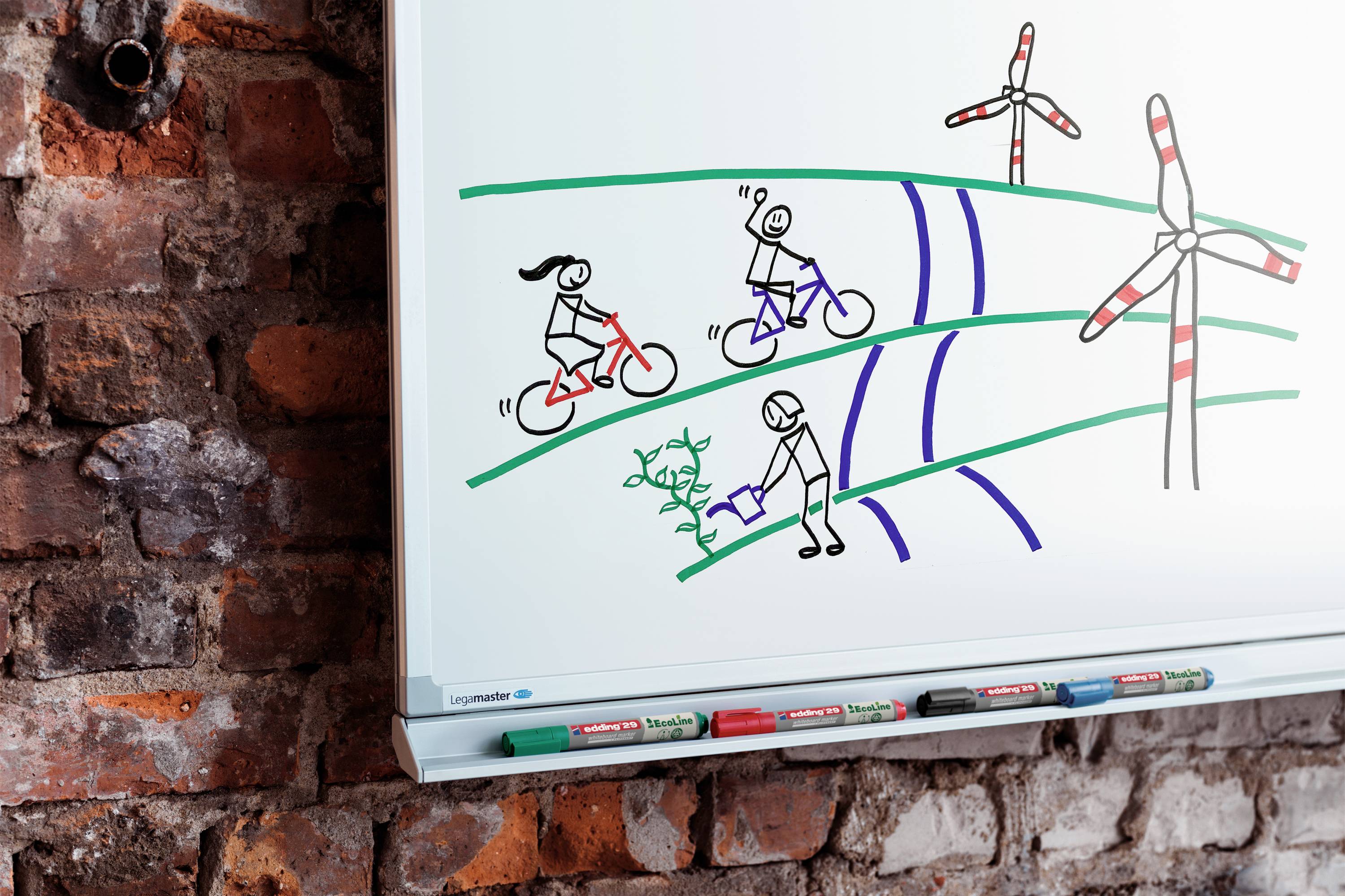 Dessin sur tableau blanc : Deux personnes à vélo, une personne en train de planter, des éoliennes en arrière-plan. Symbolise l'énergie durable et la conscience environnementale.