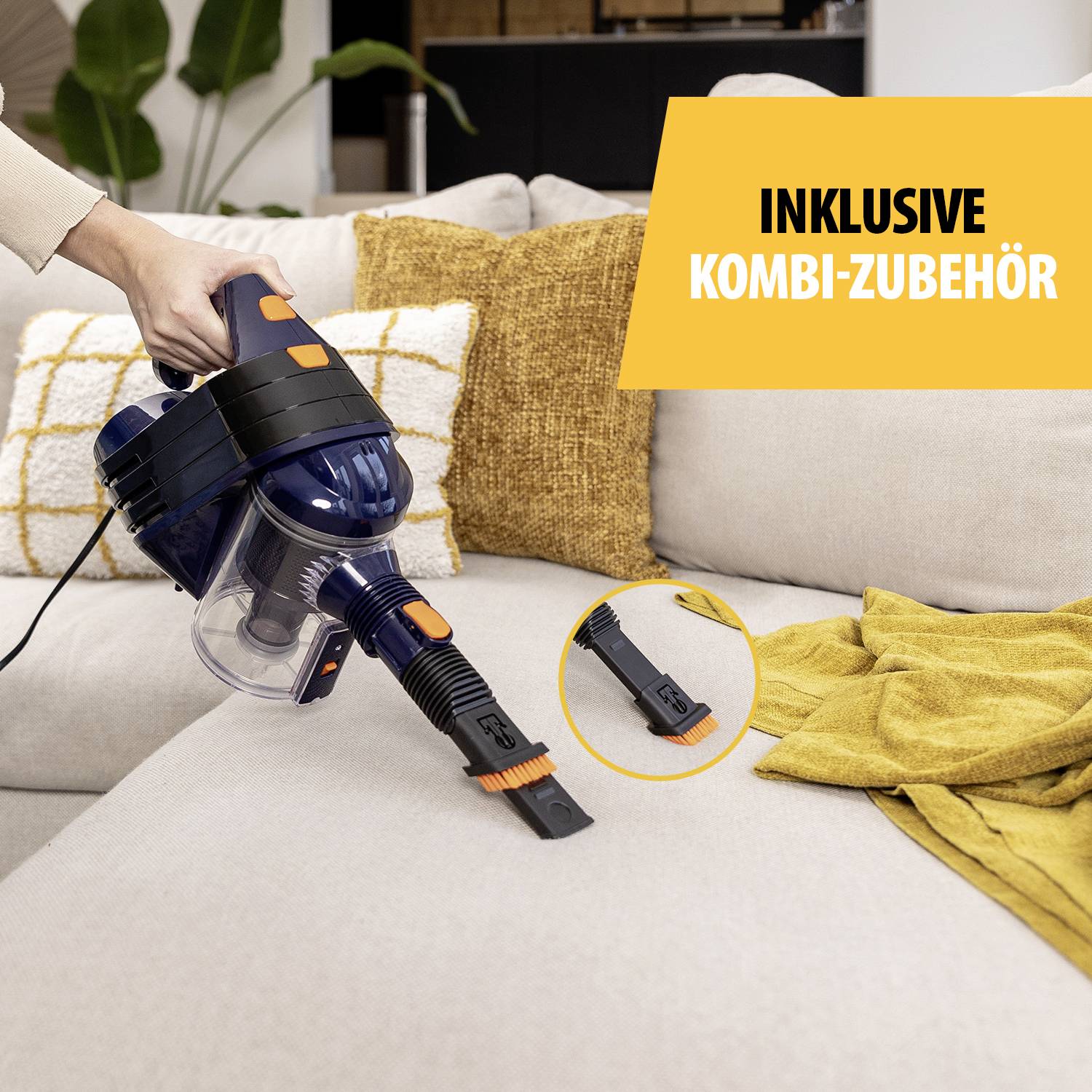 'Une personne nettoie un canapé beige avec un aspirateur noir et orange. Une bannière jaune affiche 