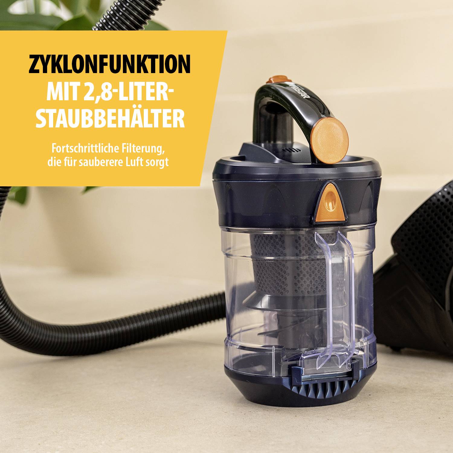 Aspirateur avec fonction cyclonique et bac à poussière de 2,8 litres, garantit un air propre.