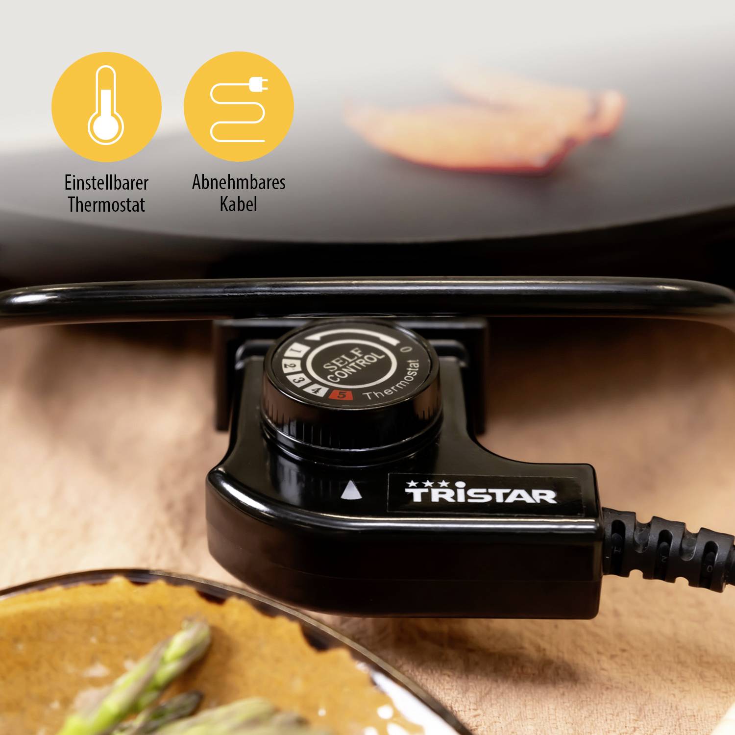 Gros plan sur un barbecue électrique avec thermostat réglable et câble amovible. Un morceau de viande est en train d'être grillé.