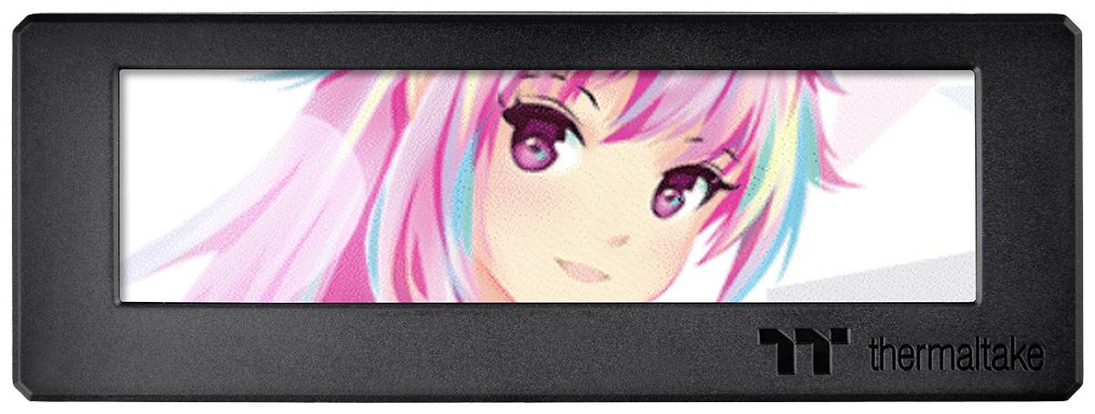 Figurine d'anime aux cheveux roses et aux grands yeux sur un écran, encadrée par un boîtier noir avec le logo 'thermaltake'.