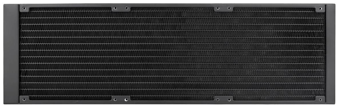Radiateur de refroidissement à eau noir pour ordinateur, avec surface à ailettes. Développé pour un échange thermique efficace dans les systèmes informatiques.