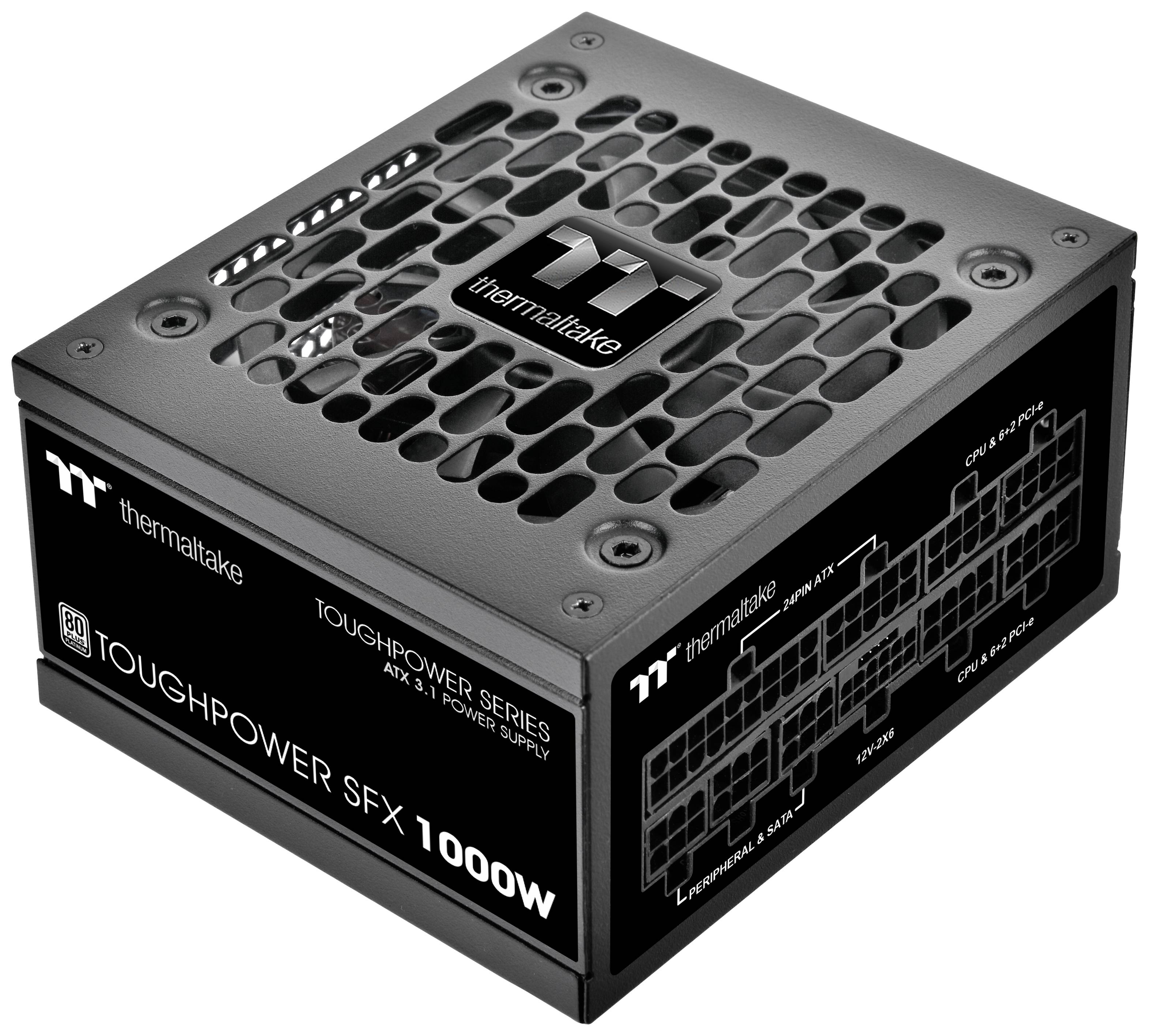 Bloc d'alimentation noir en forme de cube portant l'inscription « Thermaltake Toughpower SFX 1000W ». Il montre ses connecteurs et ses fentes de ventilation.