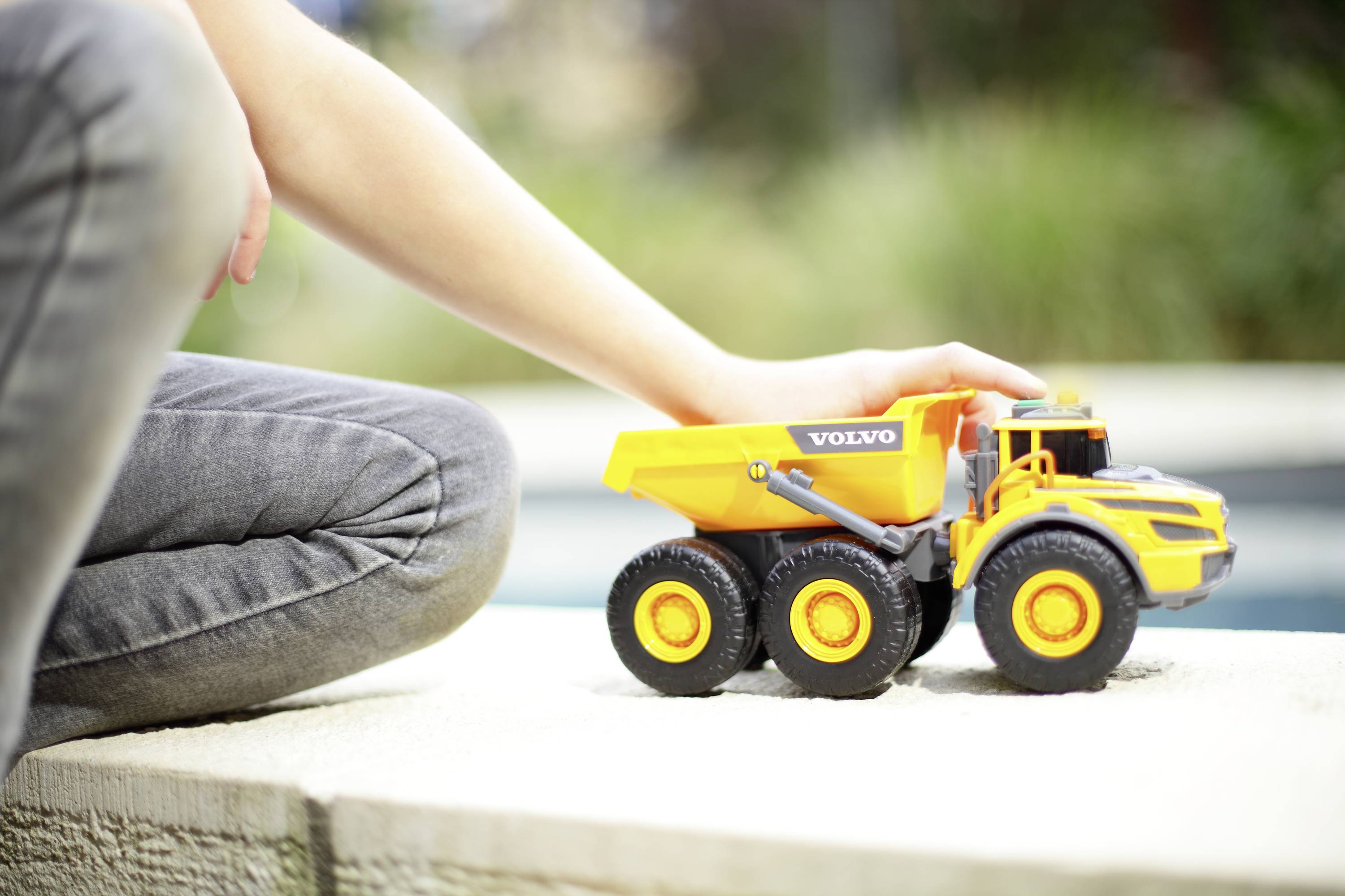 Dickie Toys Modèle réduit de véhicule de construction Volvo modèle fini Modèle réduit d'engin de chantier