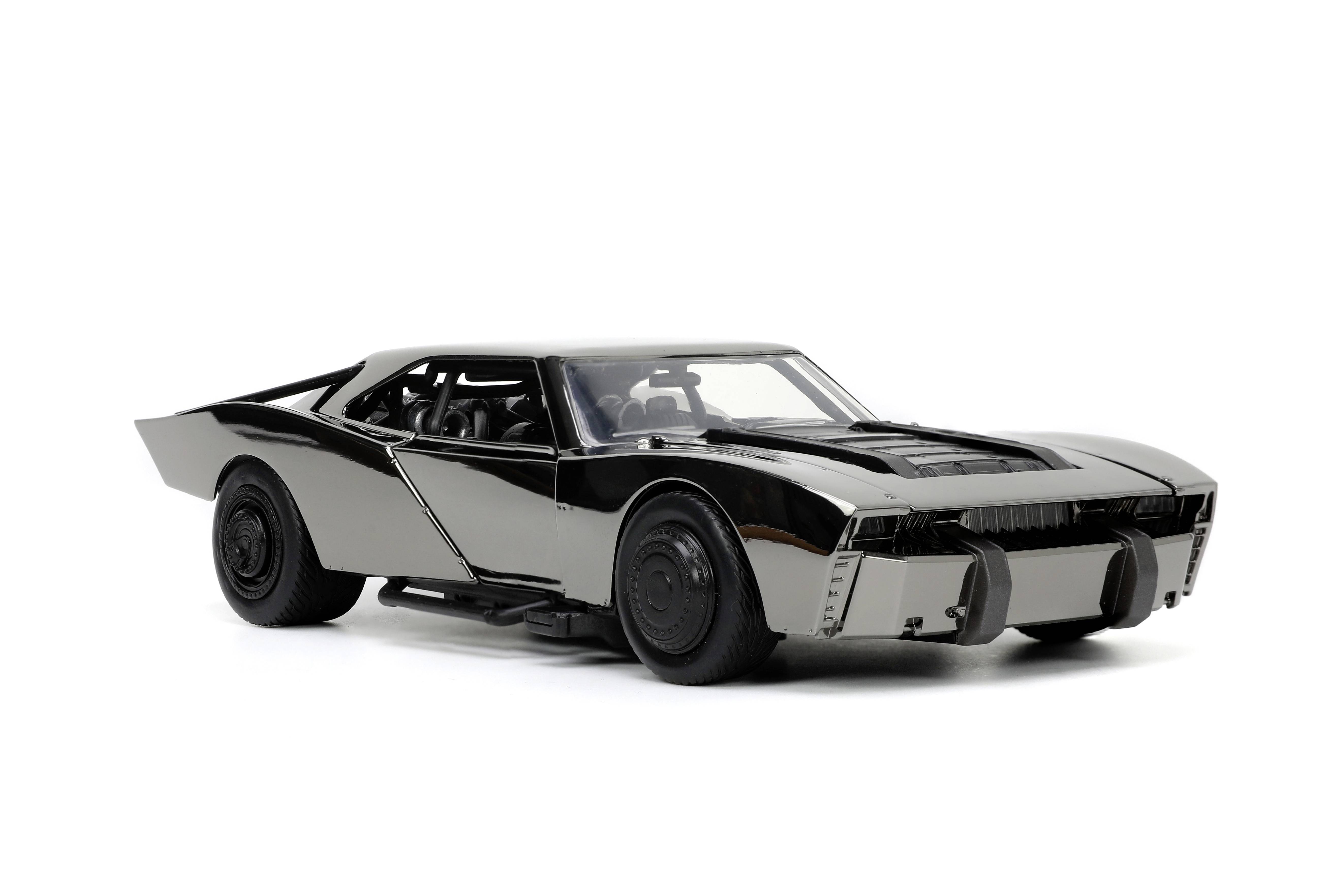 Une voiture futuriste, noir mat, au design anguleux, sur un fond blanc. Le véhicule dégage une apparence sportive et moderne.