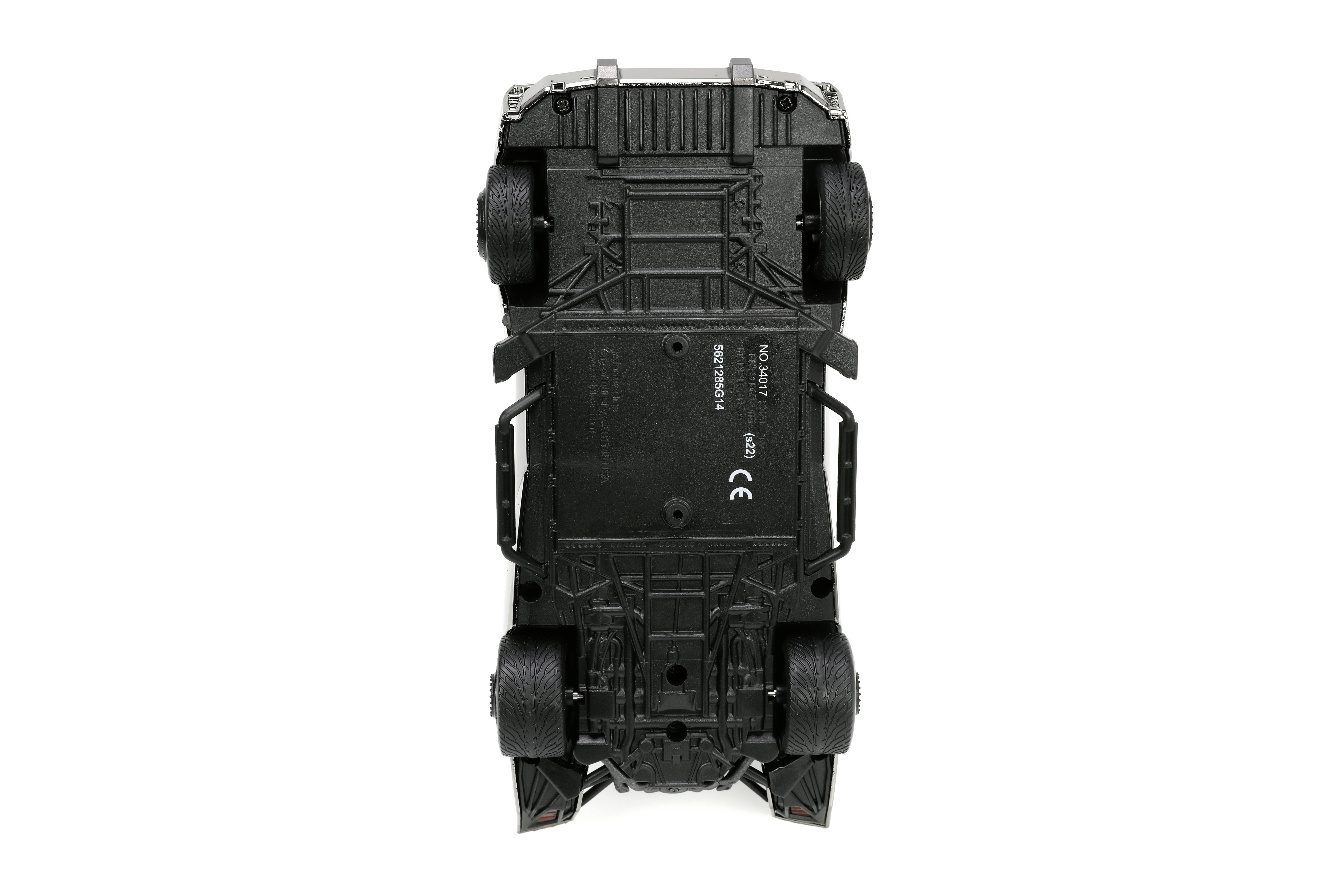 Le dessous d'une voiture miniature noire avec des pneus et des détails de véhicule visibles.