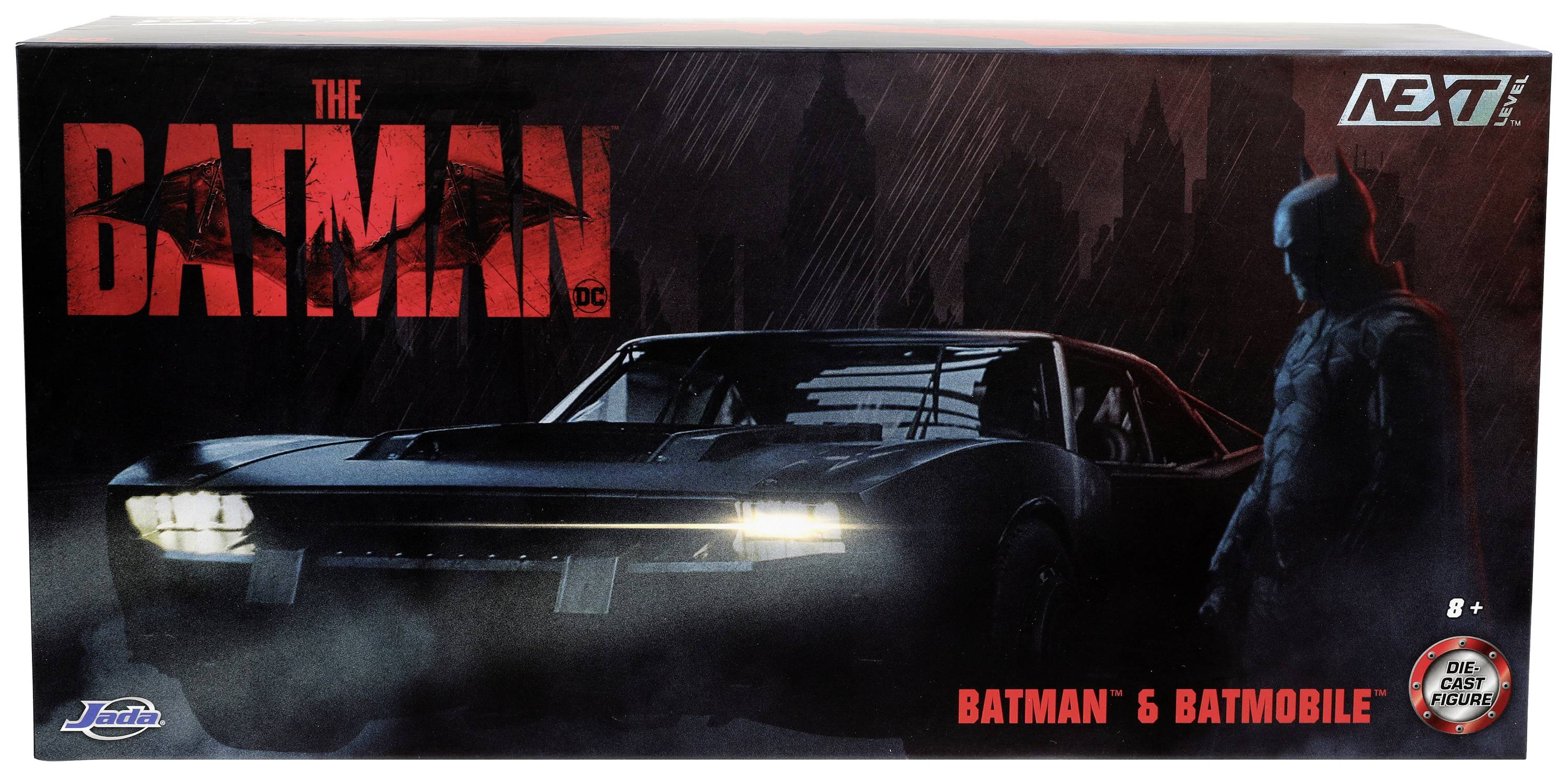 Ensemble de jouets Batman avec figurine de Batman et Batmobile représenté dans un environnement sombre et orageux. Convient aux enfants à partir de 8 ans.