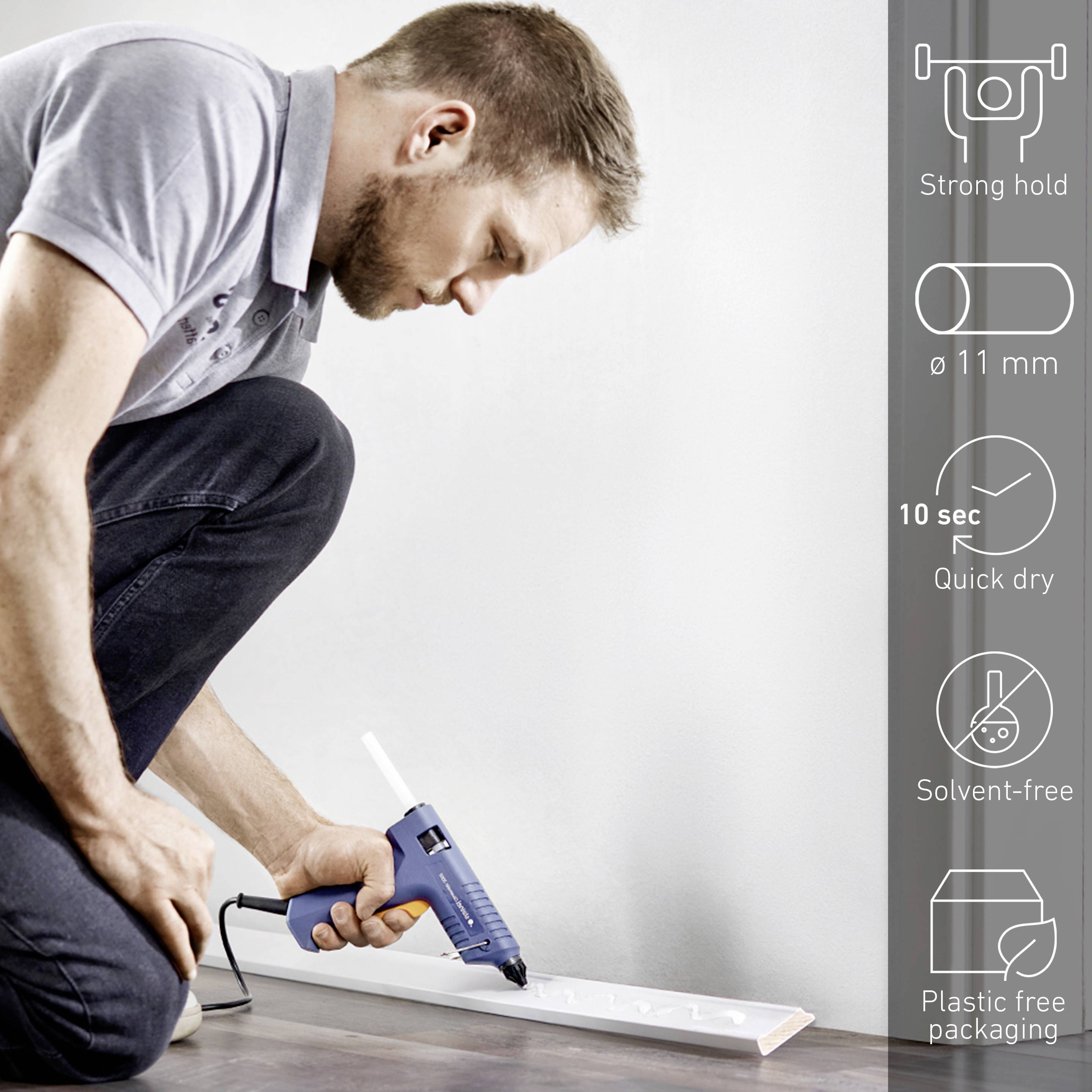 Un homme utilise un pistolet à colle chaude pour fixer une plinthe au sol. Sur la droite de l'image se trouvent des spécifications de produit.