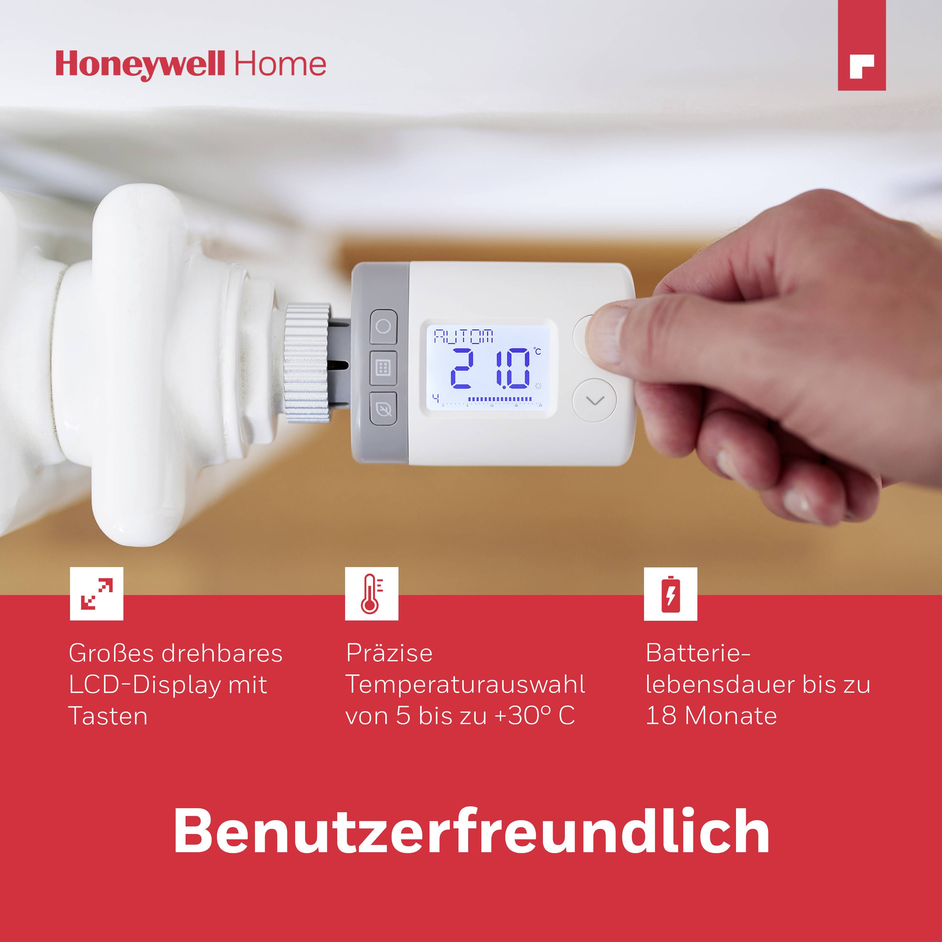 'Gros plan d'une main réglant un thermostat de chauffage Honeywell. L'écran affiche la température actuelle. Texte : 