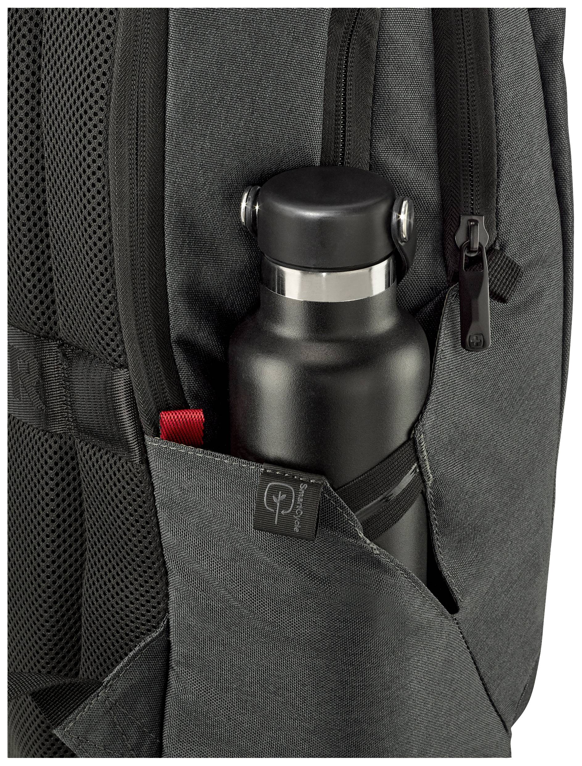 Sac à dos gris avec une bouteille d'eau noire rangée dans une poche latérale en filet. La bouteille est fabriquée en métal mat.