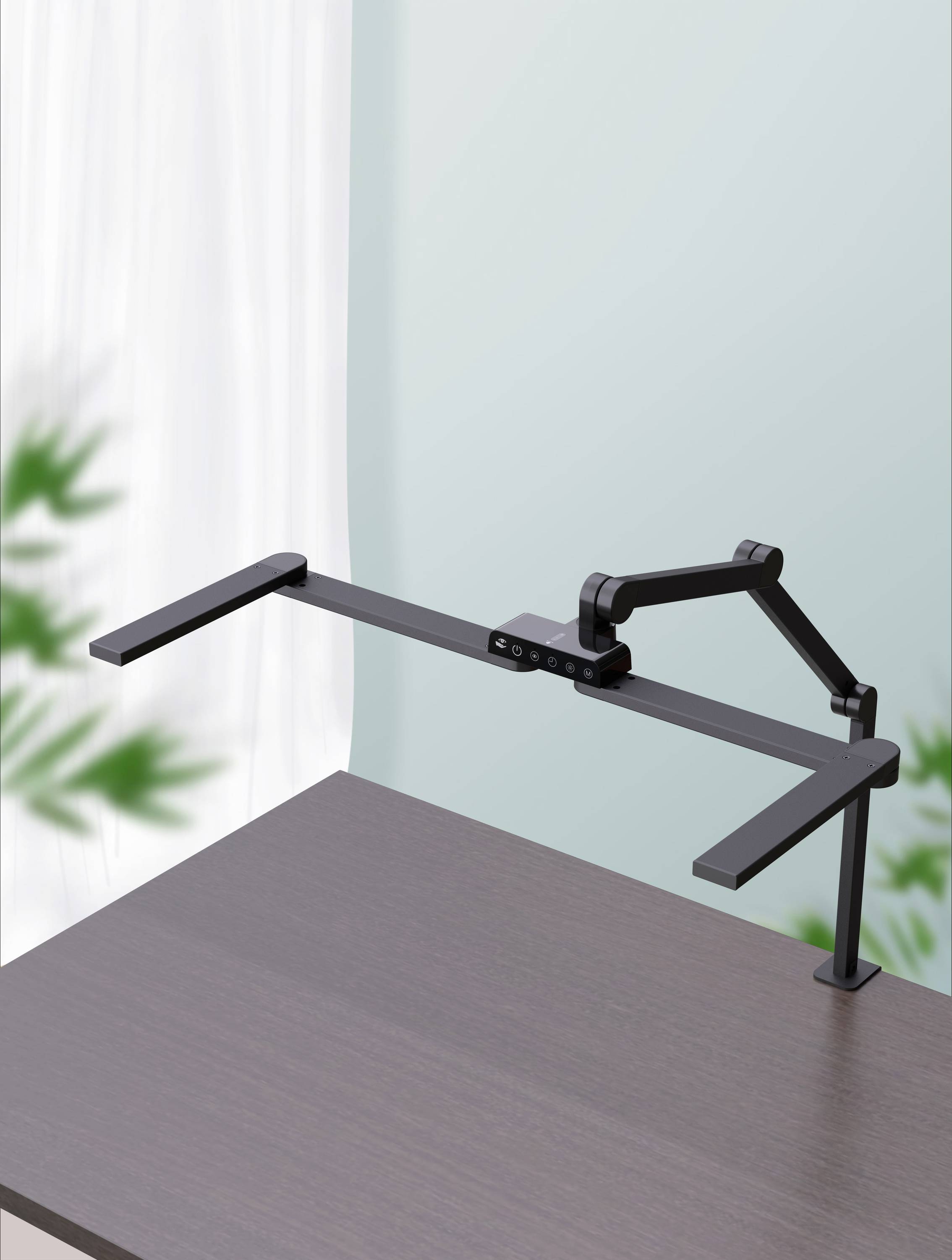 Bras de moniteur noir, monté sur une table dans un environnement minimaliste, devant un fond composé de plantes et d'un rideau clair.