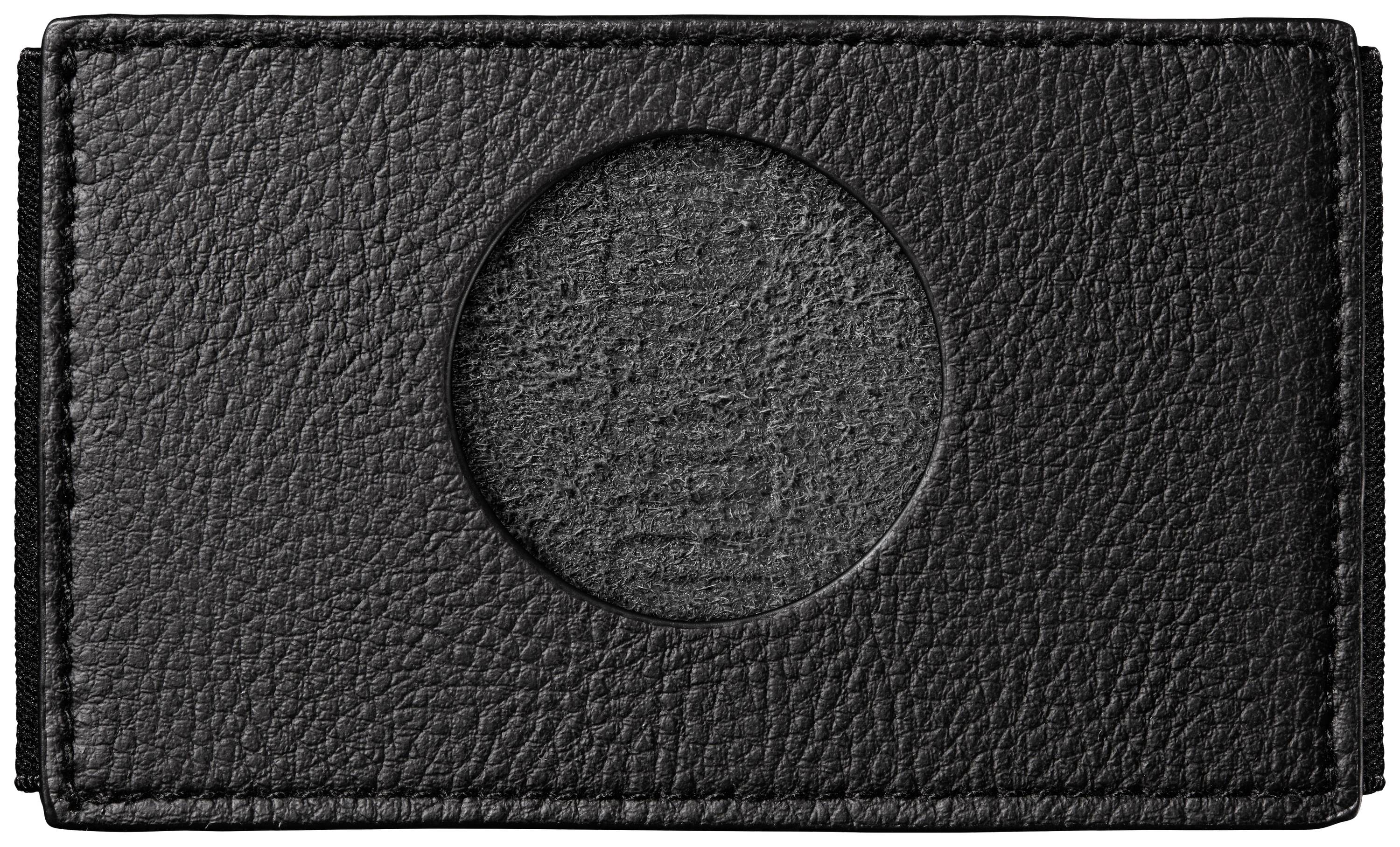 Portefeuille en cuir noir avec une découpe circulaire sur la face avant, présentant une surface structurée.