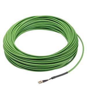 Un câble long et enroulé de couleur verte avec une fiche métallique à son extrémité.