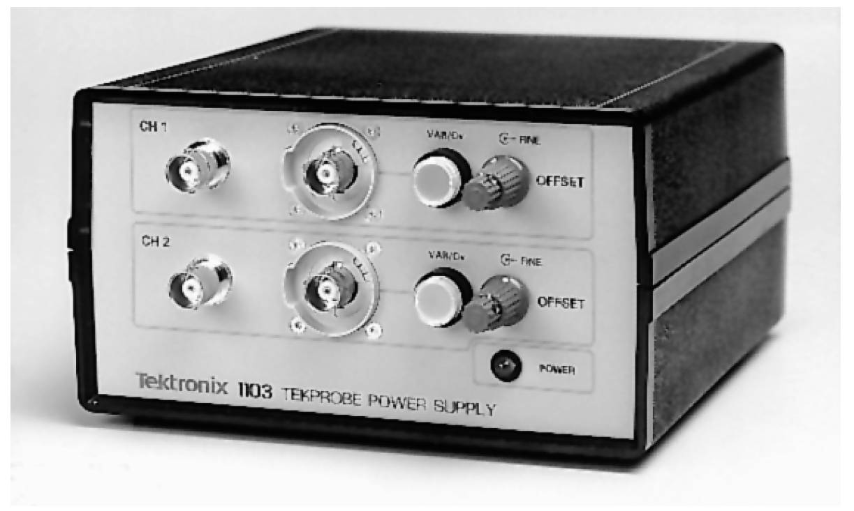 Un ancien système d'alimentation Tektronix 1103 à deux canaux, avec des régulateurs et des connexions, représenté en noir et blanc.