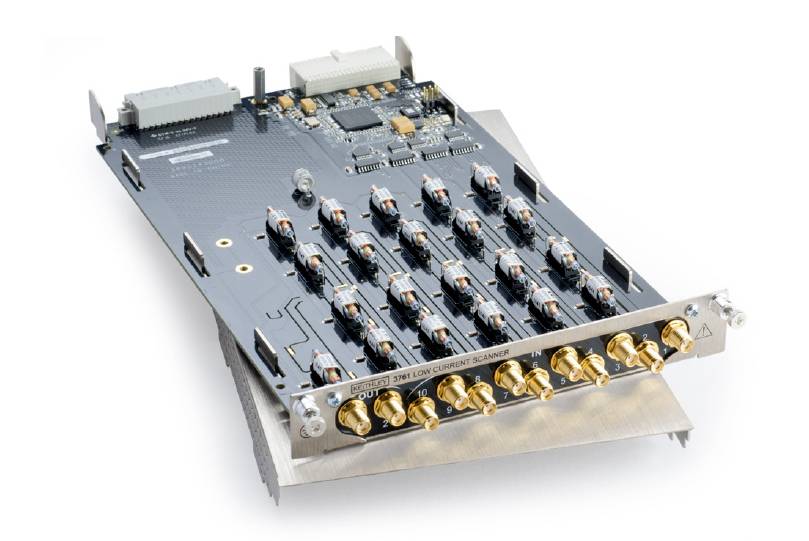 Une carte de circuit électronique avec plusieurs connexions et composants, représentant une unité matérielle.