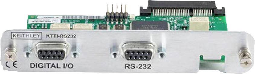 Carte avec des connexions pour RS-232 et E/S numériques. Des composants électroniques sont visibles en haut.